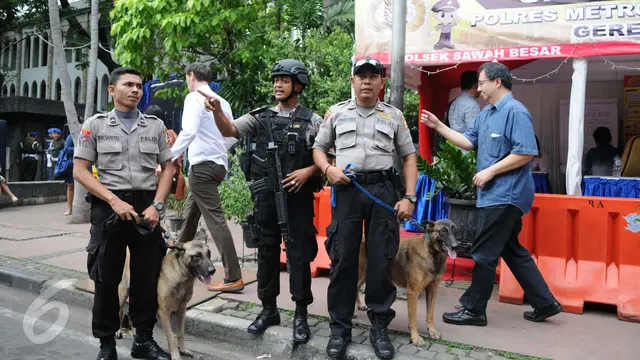 20161224- Polisi Jaga Ketat Gereja Katedral-Jakarta- Helmi Afandi