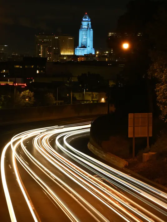 Balai Kota Los Angeles menyala biru, Los Angeles, Amerika Serikat, Jumat (10/4/2020). Balai Kota dan beberapa landmark Los Angeles menyala biru untuk menunjukkan dukungan kepada petugas medis mengahadapi virus corona COVID-19. (AP Photo/Mark J. Terrill)