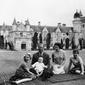 Dalam foto file September 1960 ini memperlihatkan Ratu Elizabeth Inggris, Pangeran Philip dan anak-anak mereka, Pangeran Charles (kanan), Putri Anne dan Pangeran Andrew, berpose untuk foto di halaman Kastil Balmoral, di Skotlandia. (AP Photo/File)