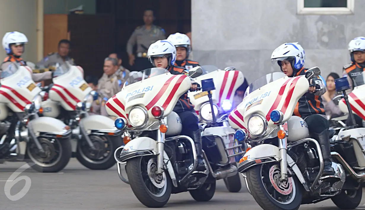 Sejumlah Polisi Wanita beraksi dengan Motor gedenya menunjukkan safety Riding yang benar dan aman saat apel di Korlantas Polri, Jakarta, Selasa (9/5). Jelang Bulan Ramadhan korlantas gelar Pasukan Operasi Patuh Jaya 2017. (Liputan6.com/Helmi Afandi)