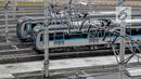 Sejumlah kereta Mass Rapid Transit (MRT) berjajar di Depo MRT Lebak Bulus, Jakarta, Rabu (20/2). Hingga kini belum ditetapkan tarif untuk meniki MRT Jakarta. (Liputan6.com/Faizal Fanani)