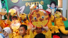 Anak-anak menunjukkan puzzle lunch set saat peluncuran Technoplast puzzle lunch set, Jakarta, Jumat (7/10). Inovasi puzzle lunch set disain oleh kreasi anak bangsa yang terpilih di Technoplast Product Desaign Competition. (Liputan6.com/Angga Yuniar)