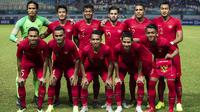 Para pemain Timnas Indonesia foto bersama sebelum melawan Hongkong pada laga persahabatan di Stadion Wibawa Mukti, Jakarta, Selasa (16/10). Kedua negara bermain imbang 1-1. (Bola.com/Vitalis Yogi Trisna)