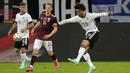 Gelandang Jerman, Leroy Sane (kanan) melepaskan tendangan ke gawang Latvia dalam laga uji coba menjelang Euro 2020 (Euro 2021) di Merkur Spiel Arena, Duesseldorf, Senin (7/6/2021). Jerman menang 7-1 atas Latvia. (AP/Martin Meissner)