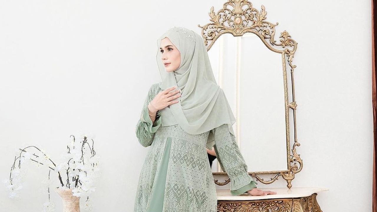 5 Model Gamis Brokat Kombinasi Polos untuk Lebaran 2024, Tampil Cantik bersama Keluarga