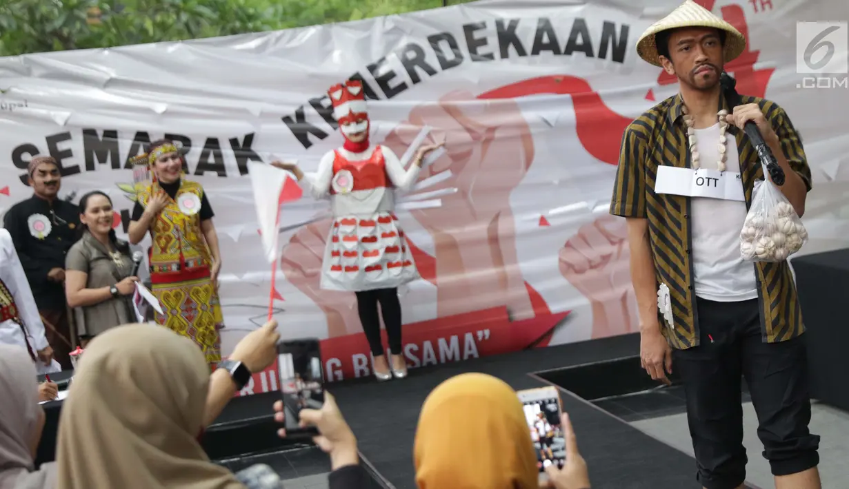 Karyawan Komisi Pemberantasan Korupsi dari berbagai unit kerja memeragakan pameran busana saat lomba memeriahkan HUT RI ke-74 di Gedung KPK, Jakarta, Kamis (15/8/2019). Kegiatan ini rangkaian memeriahkan HUT RI ke-74. (Liputan6.com/Helmi Fithriansyah)