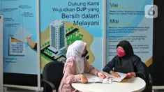 Petugas melayani wajib pajak di salah satu kantor pelayanan pajak pratama di Jakarta, Kamis (29/12/2022). Penerimaan pajak tercatat melampaui target 2022 meskipun tanpa pelaksanaan program pengungkapan sukarela atau PPS dan kenaikan tarif pertambahan nilai atau PPN menjadi 11%. (Liputan6.com/Angga Yuniar)