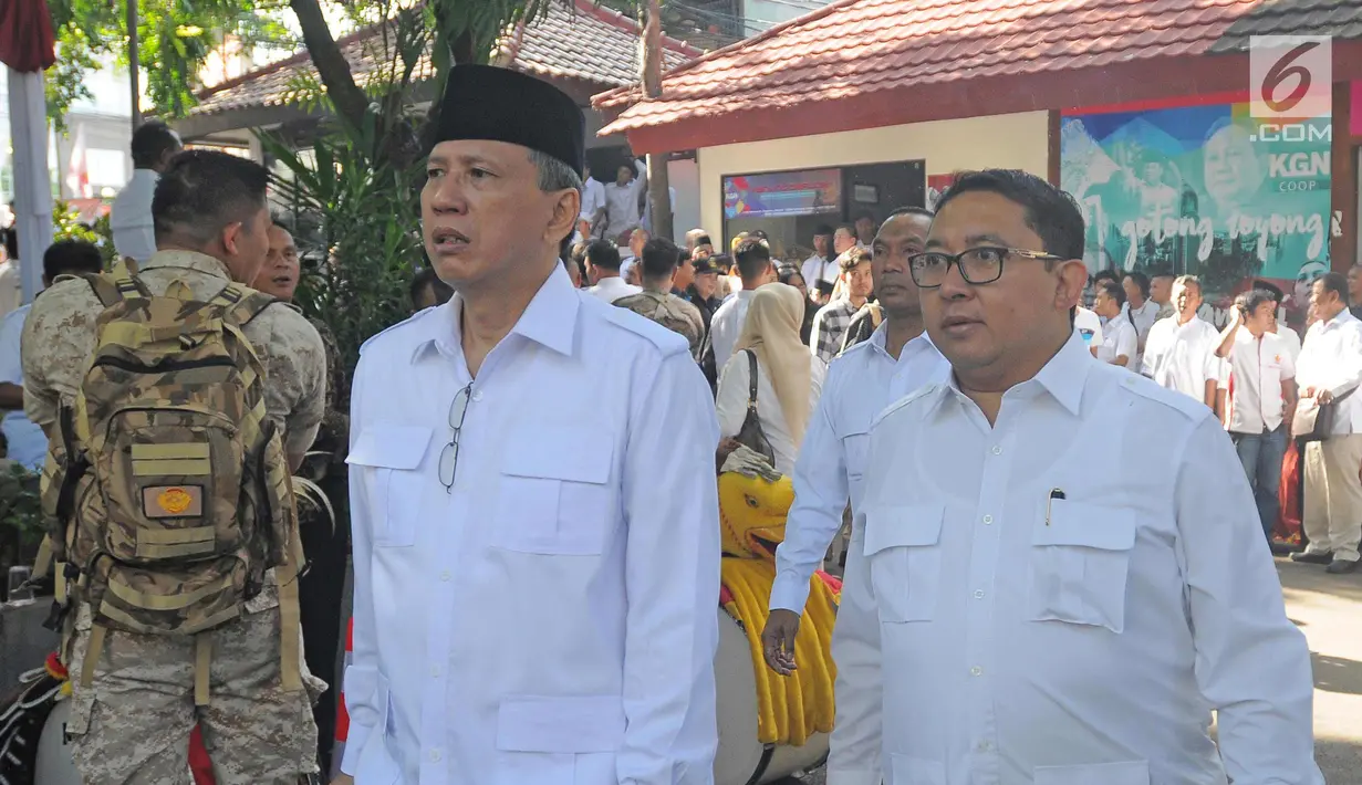 Wakil Ketua DPR Fadli Zon (kanan) menghadiri Ulang Tahun ke-10 Tahun Partai Gerindra di kantor DPP Partai Gerindra, Jakarta, Sabtu (10/2). Ulang tahun ke-10  Partai Gerindra bertajuk "Rebut Kembali Indonesia Raya". (Liputan6.com/Herman Zakharia)