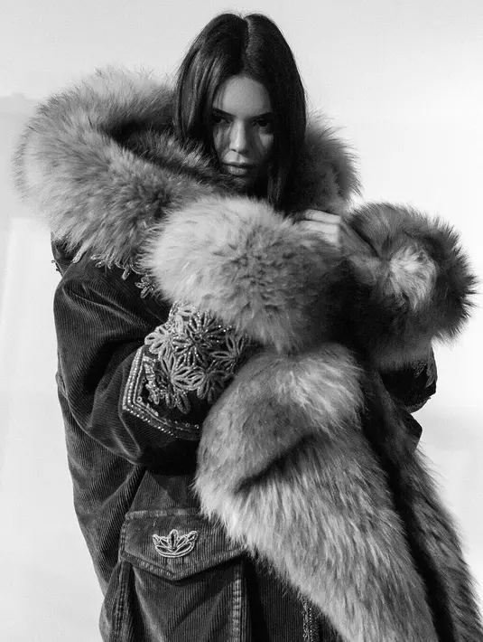 Kendati demikian, kecantikan Kendall Jenner tak luntur saat diabadikan dalam balutan hitam-putih. (instagram/kendalljenner)