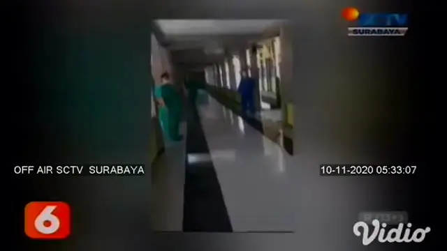 Pada sebuah video amatir, puluhan warga datangi RS rujukan Covid-19 di Probolinggo, Jawa Timur. Warga hendak menjemput paksa seorang pasien wanita dan seorang bayi yang terkonfirmasi positif Covid-19.
