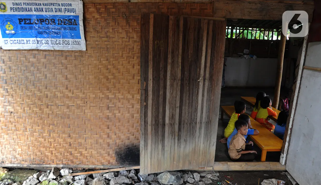 Murid-murid Pendidikan Anak Usia Dini (PAUD) Pelopor belajar di sebuah bangunan kelas tidak permanen di Desa Cibeuteung, Ciseeng, Bogor, Rabu (19/2/2020). Sudah sejak 2009, PAUD yang memiliki 30 murid ini belajar pada bangunan sederhana menumpang di tanah orang lain. (merdeka.com/Arie Basuki)