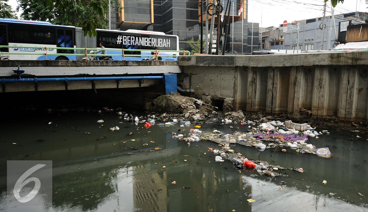 Tumpukan sampah terlihat di pinggir kali di sisi Jalan Petojo Utara VI, Jakarta, Senin (26/12). Tumpukan sampah tersebut didominasi limbah plastik, botol minuman ringan dan sterefoam. (Liputan6.com/Helmi Fithriansyah)