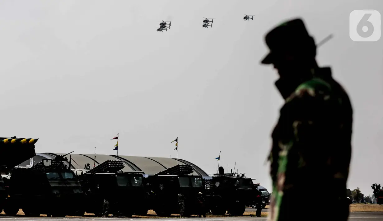 Parade dan atraksi pesawat dalam gladi bersih HUT ke-74 TNI di Lanud Halim Perdanakusuma, Jakarta, Kamis (3/10/2019). Gladi bersih ini dimulai dengan parade satuan AD, AL, dan AU. (Liputan6.com/Faizal Fanani)