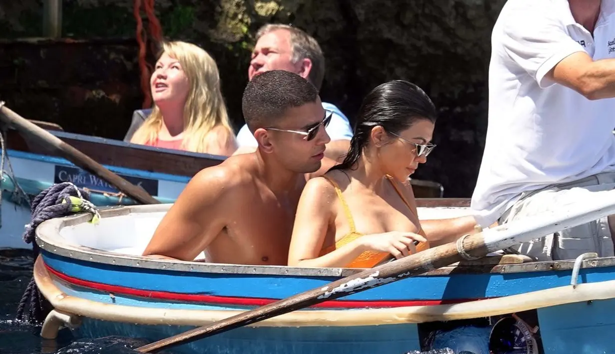 Hingga kini, Kourtney dan Younes masih belum mengonfirmasi mengenai selesainya hubungan mereka. (POPSUGAR)