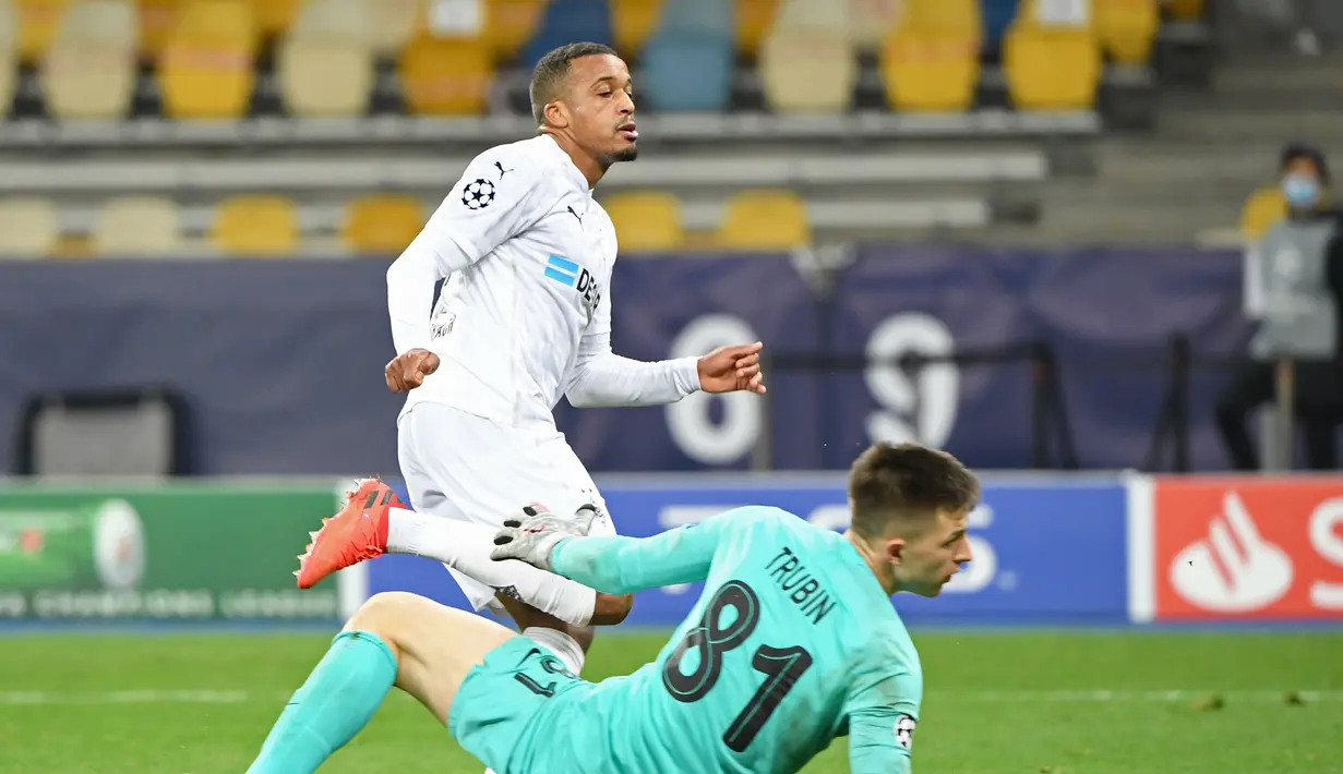 2. Alassane Plea (Borussia Monchengladbach/ 27 tahun) - Striker asal Prancis ini membuat hattrick saat Borussia Monchengladbach melawan tuan rumah Shakhtar Donetsk di Olympiyskiy stadium pada matchday ke-3 Grup B (3/11/2020). Hasil akhir, Gladbach menang 6-0 atas Shakhtar. (AFP/Sergei Supinsky)