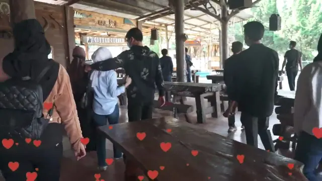 Momen Liburan Keluarga Rizky Billar di Bandung, Didampingi Lesty Kejora. (Sumber: YouTube/Rizky Billar)