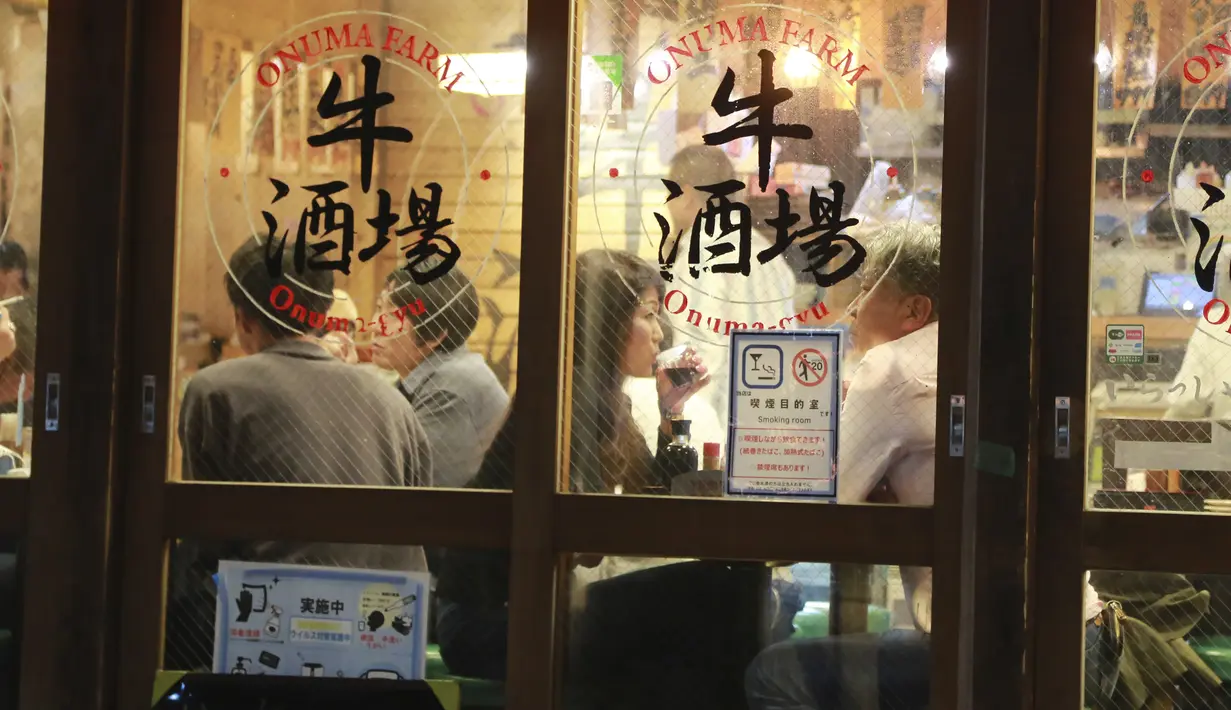 Orang-orang makan di sebuah restoran di Tokyo, Jepang, Senin (25/10/2021). Pemerintah Metropolitan Tokyo mencabut seluruh pembatasan di tempat-tempat makan menyusul penurunan jumlah kasus corona COVID-19 harian di negara itu. (AP Photo/Koji Sasahara)