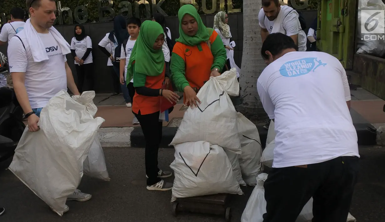 Relawan dan komunitas mengambil sampah plastik pada program World Cleanup Day di Kawasan Bundaran HI, Jakarta, Sabtu (15/9). Kegiatan ini untuk melakukan pungut sampah di lingkungan masing-masing untuk membersihkan Jakarta. (Merdeka.com/Imam Buhori)