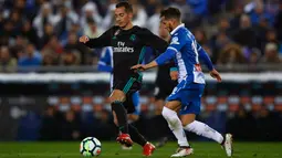 Pemain Real Madrid, Lucas Vazquez, berebut bola dengan pemain Espanyol Pablo Piatti pada pertandingan pekan ke-26 La Liga, di Stadion RCDE, Barcelona, Selasa (27/2). Real Madrid secara mengejutkan harus takluk dari Espanyol 0-1. (AP/Manu Fernandez)