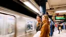 Penyanyi Bunga Citra Lestari bersama suaminya Ashraf Sinclair menunggu subway di New York City. Ashraf Sinclair meninggal pukul 4.51 WIB di RS MMC Kuningan. (Instagram/@bclsinclair)