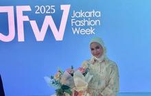 Cantik dan Tinggi, Potret Xaviera Putri Melenggang Anggun di Catwalk JFW 2025 Pakai Busana Desainer Lokal