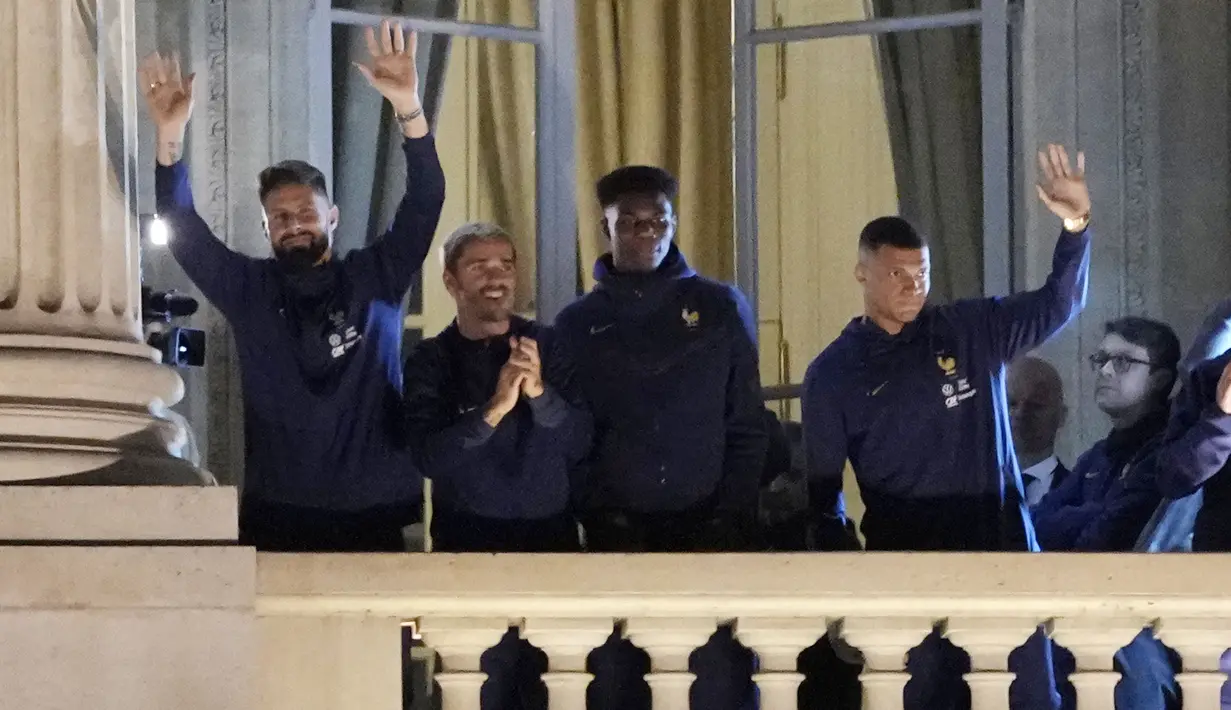Para pemain menyapa suporter dari atas balkon saat tiba di Paris. (AP Photo/Francois Mori)