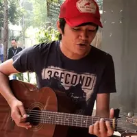 Disebut sebagai pengamen, ternyata pelantun cover Akad Payung Teduh ini cukup dikenal.