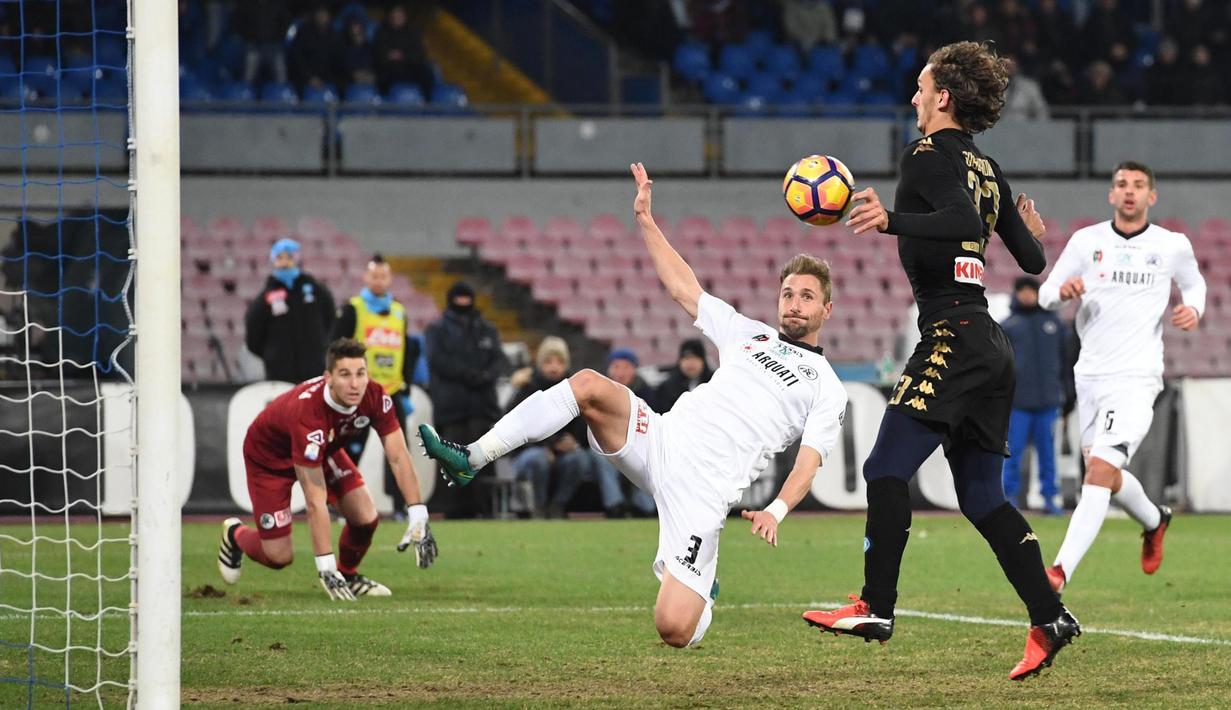 Aksi pemain Napoli, Manolo Gabbiadini (kanan) mengontrol bola sebelum mencetak gol ke gawang ASC Spezia pada laga Piala Italia di San Paolo stadium, Naples (10/1/2017). Napoli menang 3-1. (EPA/Ciro Fusco)