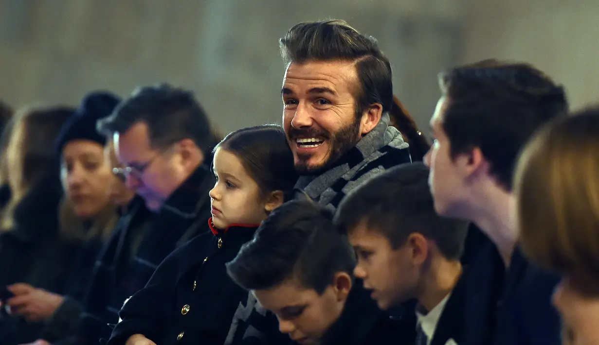 Wajah sumringah David Beckham bersama anak-anaknya Harper, Cruz, Romeo dan Brooklyn menyaksikan koleksi busana terbaru milik sang istri Victoria Beckham Fall/Winter 2016 di New York Fashion Week (14/2). (AFP/Jewel Samad)