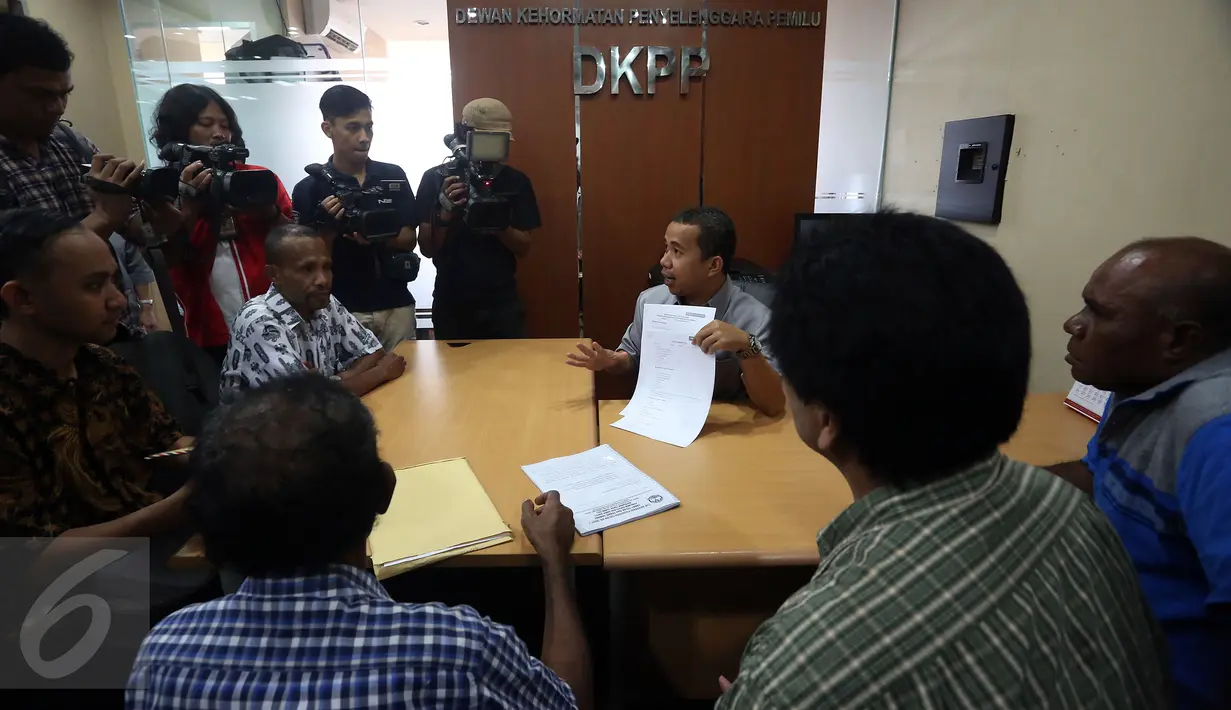 Suasana pengaduan Forum Komunikasi Masyarakat Peduli Papua (FKMPP) ke Kantor DKPP, Jakarta, Kamis (16/3). Mereka meminta DKPP dan Bawaslu untuk mengusut Ketua KPUD Kep.Yapen Papua yang diduga berlaku curang, Jakarta,Kamis (16/3).(Liputan6.com/JohanTallo)