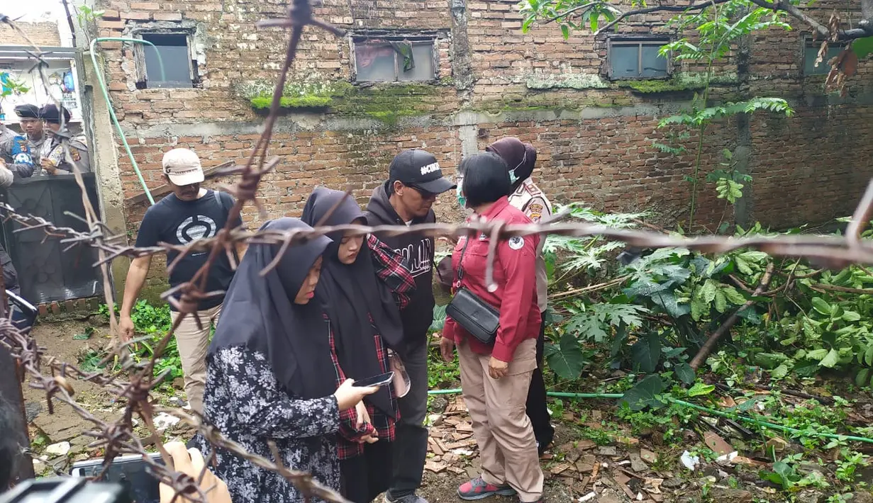 Suasana Bongkar Makam Lina Mantan Istri Sule. (Aksara Bebey/Merdeka.com)