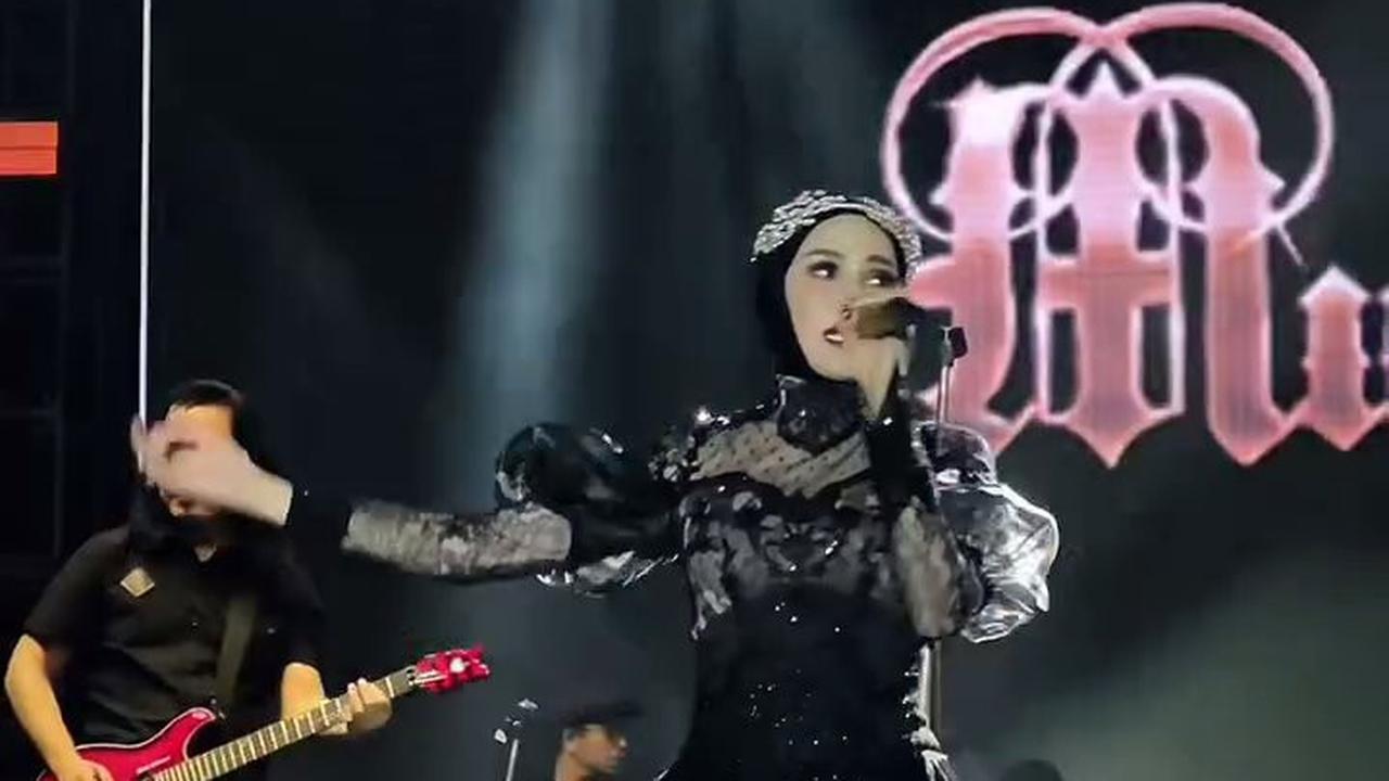 7 Potret Mulan Jameela dan Ahmad Dhani Tahun Baruan di Palangkaraya, Sambil Pacaran - Jarang-Jarang Pergi Berdua