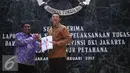 Pelaksana tugas Gubernur DKI Jakarta, Sumarsono bersama Gubernur DKI Jakarta Basuki Tjahaja Purnama melakukan serah terima berkas laporan di Balai Agung DKI, Sabtu (11/2). (Liputan6.com/Immanuel Antonius)