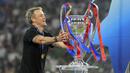 Pelatih PSG, Luis Enrique menyentuh trofi Liga Champions 2024/2025 setelah timnya berhasil memastikan diri menjadi juara dengan mengalahkan Inter Milan dalam laga final yang berlangsung di Allianz Arena, Munchen, Jerman, Minggu (01/06/2025) dini hari WIB. (AP Photo/Martin Meissner)