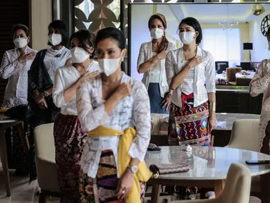 21 Perempuan dari berbagai profesi berkerjasama dengan Belantara Budaya Indonesia menggunakan 21 Wastra mengadakan fashion show dalam acara memperingati Hari Kartini, di Jakarta, Rabu (21/04/2021). (Liputan6.com/Johan Tallo)