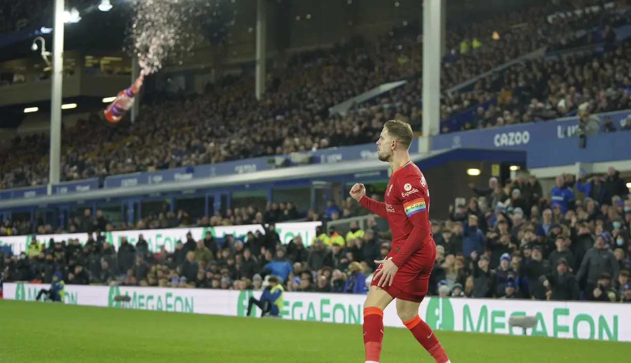 Gelandang Liverpool,  Jordan Henderson berselebrasi setelah mencetak gol ke gawang Everton selama pertandingan lanjutan Liga Inggris di Goodison Park di Liverpool, Inggris, Kamis (2/12/2021). Liverpool kini masih berada di peringkat ketiga klasemen dengan 31 poin. (AP Photo/Jon Super)