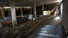 Kondisi bagian dalam Stadion Maracana yang menjadi tempat pelaksanaan Olimpiade Rio 2016 di Rio de Janeiro, Brasil (2/2). Usai pagelaran olimpiade, kondisi Stadion Maracana terlihat tidak terawat dan memprihatinkan. (AP Photo/Silvia Izquierdo)