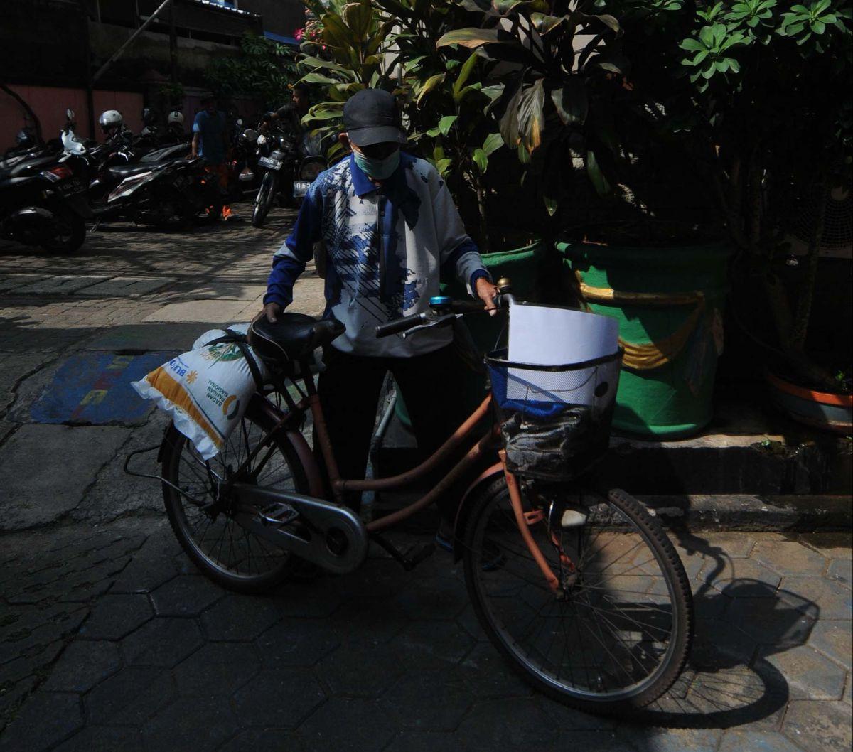 Secara total, jumlah penerima bantuan pangan beras 10 Kilogram tahap kedua sekitar 22 juta keluarga penerima manfaat (KPM). Sementara, alokasi beras untuk bantuan tersebut sekitar 660.000 ton. Foto: Merdeka.com/Imam Buhori<br>