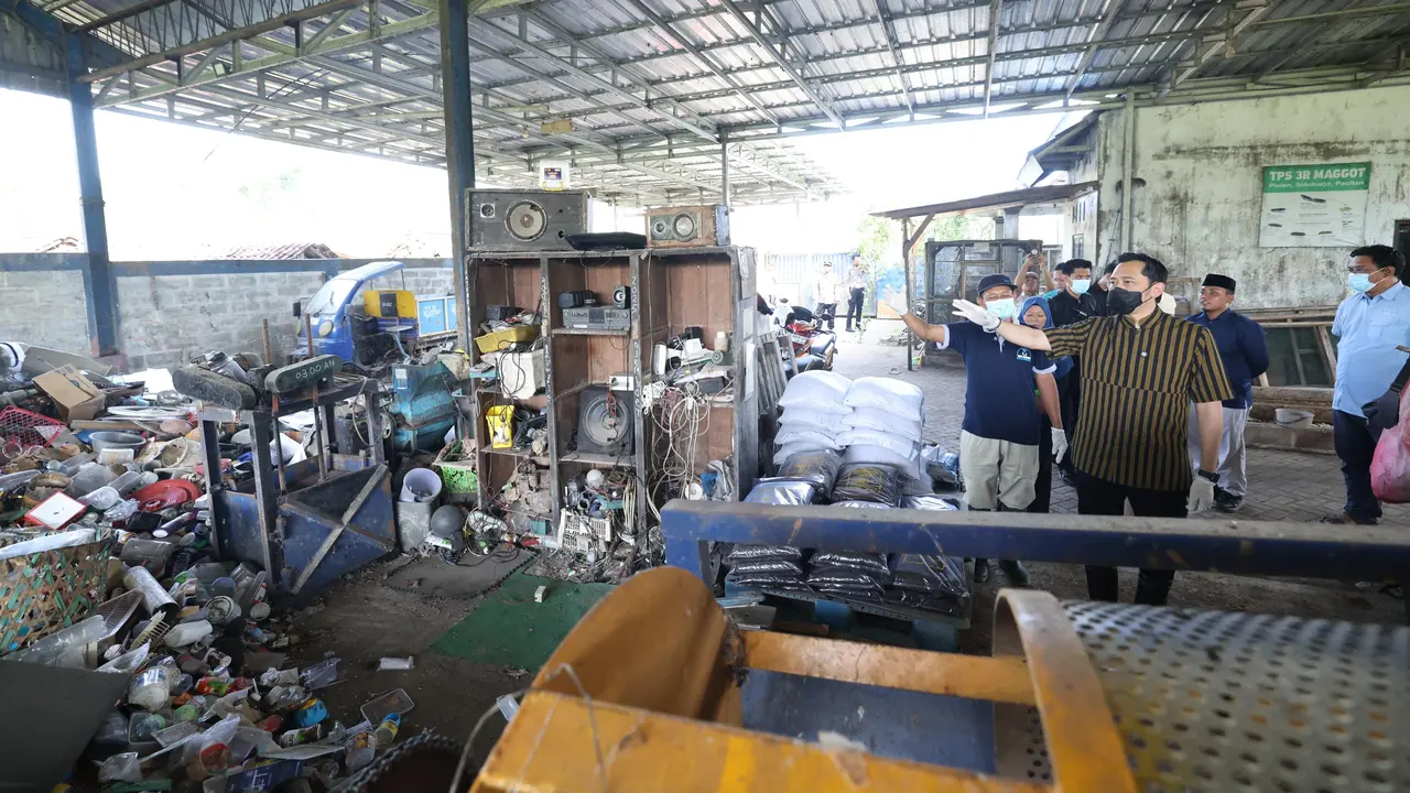 Wakil Ketua MPR Edhie Baskoro Yudhoyono (Ibas) saat meninjau Tempat Pengolahan Sampah Reduce, Reuse, Recycle (TPS 3R) Sidomakmur di Kelurahan Sidoharjo, Kabupaten Pacitan, Sabtu (4/7) (Istimewa)