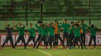 Para pemain Timnas Indonesia melakukan latihan jelang laga persahabatan melawan Malaysia di Stadion Mahanan, Solo, Jawa Tengah, Senin (5/9/2016). (Bola.com/vitalis Yogi Trisna)