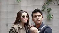 Jadi seorang ibu bukan halangan bagi Aaliyah Massaid dalam bekerja. Ia masih aktif berkarya dengan gaya stylish yang jadi inspirasi para ibu muda. [@aaliyah.massaid]