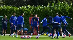Para pemain timnas Inggris mengikuti sesi latihan di Hotspur Way Training Ground, London, Senin (11/10/2021). Inggris akan meladeni Hungaria dalam lanjutan Kualifikasi Piala Dunia 2022 zona Eropa Grup I pada Rabu, 13 Oktober 2021. (Ben STANSALL / AFP)