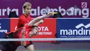 Ganda putra Indonesia, Kevin Sanjaya S/Marcus F Gideon mengembalikan kok ke arah pemain India, Satwik S Rankireddy/Chirag C Shetty pada perempat final Bulutangkis Beregu Putra Asian Games 2018 di Jakarta, Senin (20/8). (Liputan6.com/Helmi Fithriansyah)