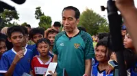 Presiden Joko Widodo (Jokowi) sempatkan bermain sepak bola bersama anak-anak Tim U-12 Gorontalo di Lapangan Liluwo, Kecamatan Kota Tengah (Dok.Isam).