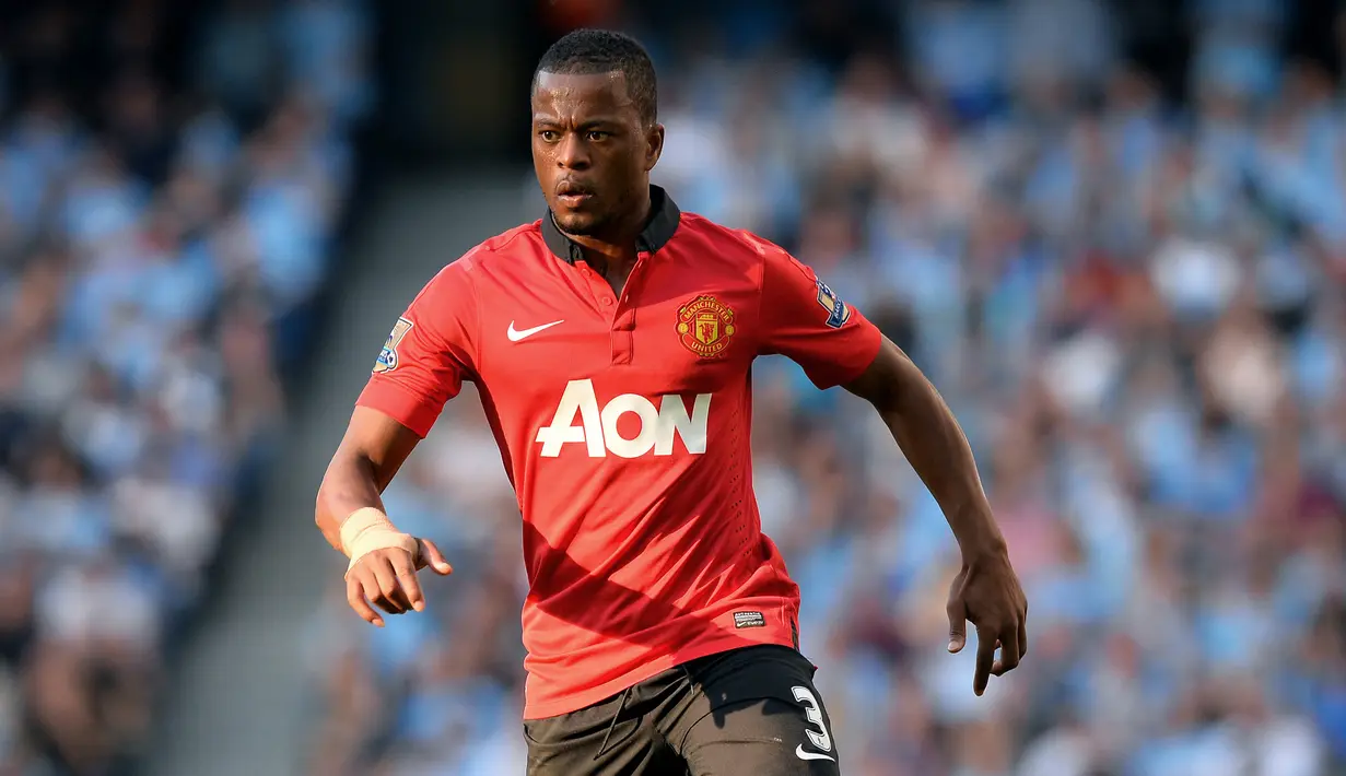 <p>3. Patrice Evra (Manchester United) - Patrice Evra merupakan satu di antara legenda Manchester United. Bek asal Prancis ini mencatatkan 379 penampilan dan 10 gol serta membantu Manchester United meraih 14 titel juara. (AFP/Paul Ellis)</p>