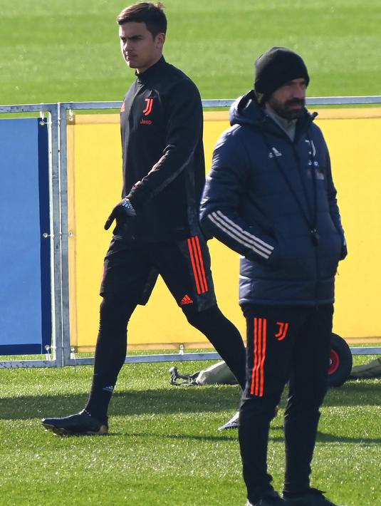 Penyerang Juventus Paulo Dybala (kiri) dan pelatih Andrea Pirlo menghadiri sesi latihan di tempat latihan Juventus di Turin, Italia (16/2/2021).  Juventus memboyong 22 pemain untuk leg pertama babak 16 besar Liga Champions 2020/2021 melawan Porto. (AFP/Marco Bertorrello)