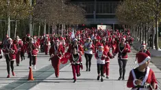 Orang-orang yang mengenakan kostum Sinterklas mengikuti Athena Santa Run, di Athena, Yunani, Minggu (12/12/2021). Ratusan orang berpartisipasi mengikuti lomba lari untuk acara amal di area sekitar kompleks Stadion Olimpiade Athena. (AP Photo/Yorgos Karahalis)