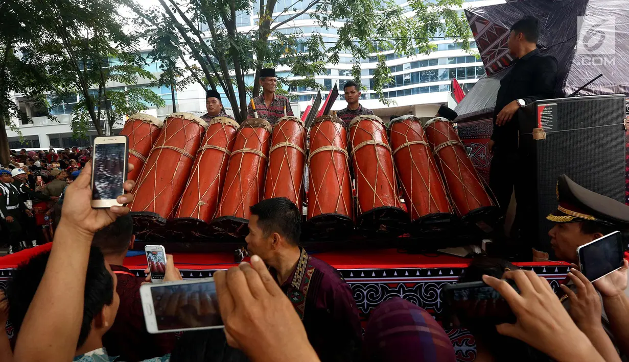 Alat musik gordang sambilan saat dimainkan selama kirab resepsi pernikahan Kahiyang Ayu-Bobby Nasution di Kota Medan, Sumatera Utara, Minggu (26/11). (Liputan6.com/Johan Tallo)