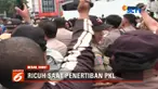 Eksekusi bangunan milik pedagang yang menutupi badan jalan berhenti akibat dihadang sejumlah mahasiswa.