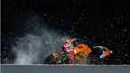 Maverick Vinales pebalap tim Suzuki Ecstar berhasil menjadi yang tercepat di tes pramusim MotoGP 2016 yang digelar di sirkuit Losail, Qatar pada Kamis (3/3/2016) Jorge Lorenzo berada di urutan ke-3, sementara Valentino Rossi dan Marc Marquez berada d...